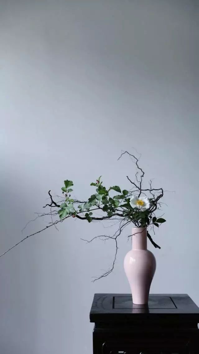 砌竹摇波，瓶花落案-设计中国