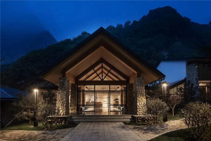 石头与木条改造的山谷酒店，这么美！-设计中国